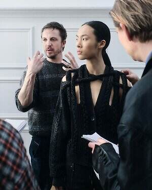 H&M×グレン・マーティンス、“自由に変形”コートやだまし絵プリントのトップスなど｜写真12