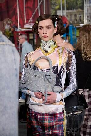 H&M×グレン・マーティンス、“自由に変形”コートやだまし絵プリントのトップスなど｜写真16