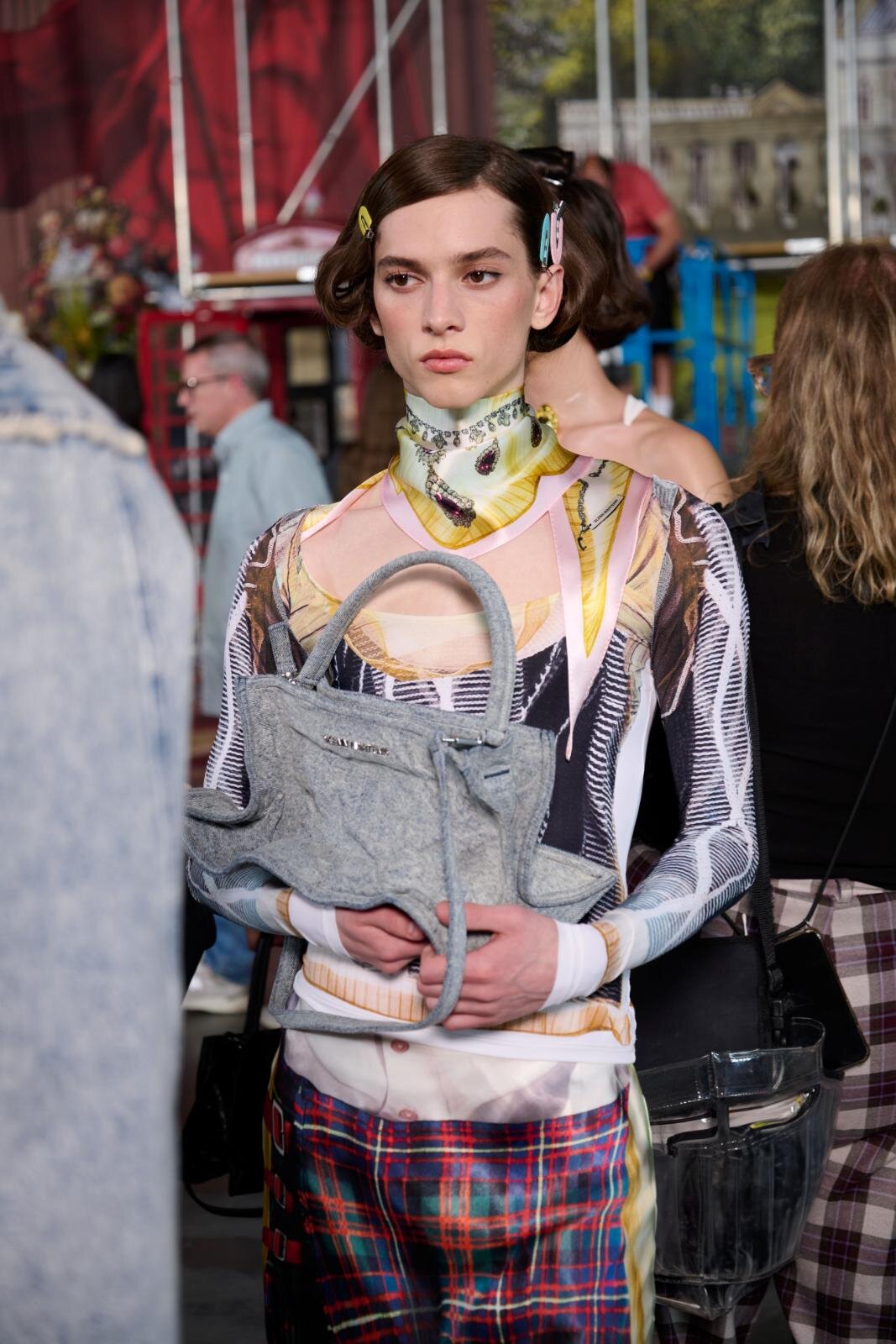 プリントサテンスカート 7,999円、プリントトップス 5,499円 シルクネックスカーフ 6,999円、ショルダーバッグ 9,999円