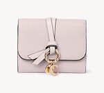 クロエのウィメンズレザーグッズ、“メタルロゴ”きらめくミニ財布＆バナナチャーム付きカードケース｜写真3