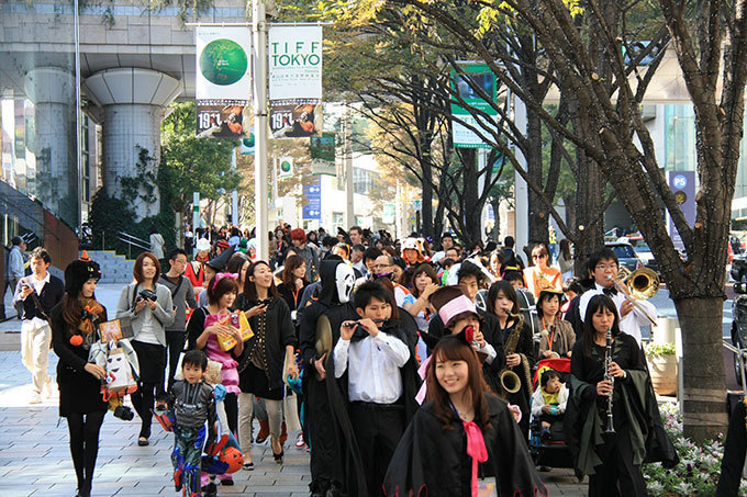 仮装パレードに出かけよう！「六本木ヒルズハロウィン」- ティム・バートンの世界展とのコラボメニューも | 写真