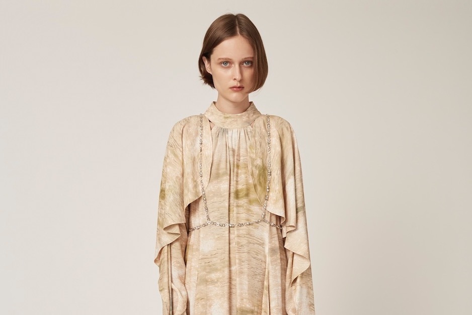 Aライン｜ミューラル“水に揺らめく光”グラデカラーのドレス＆ボタニカル柄刺繍のカシュクールドレス