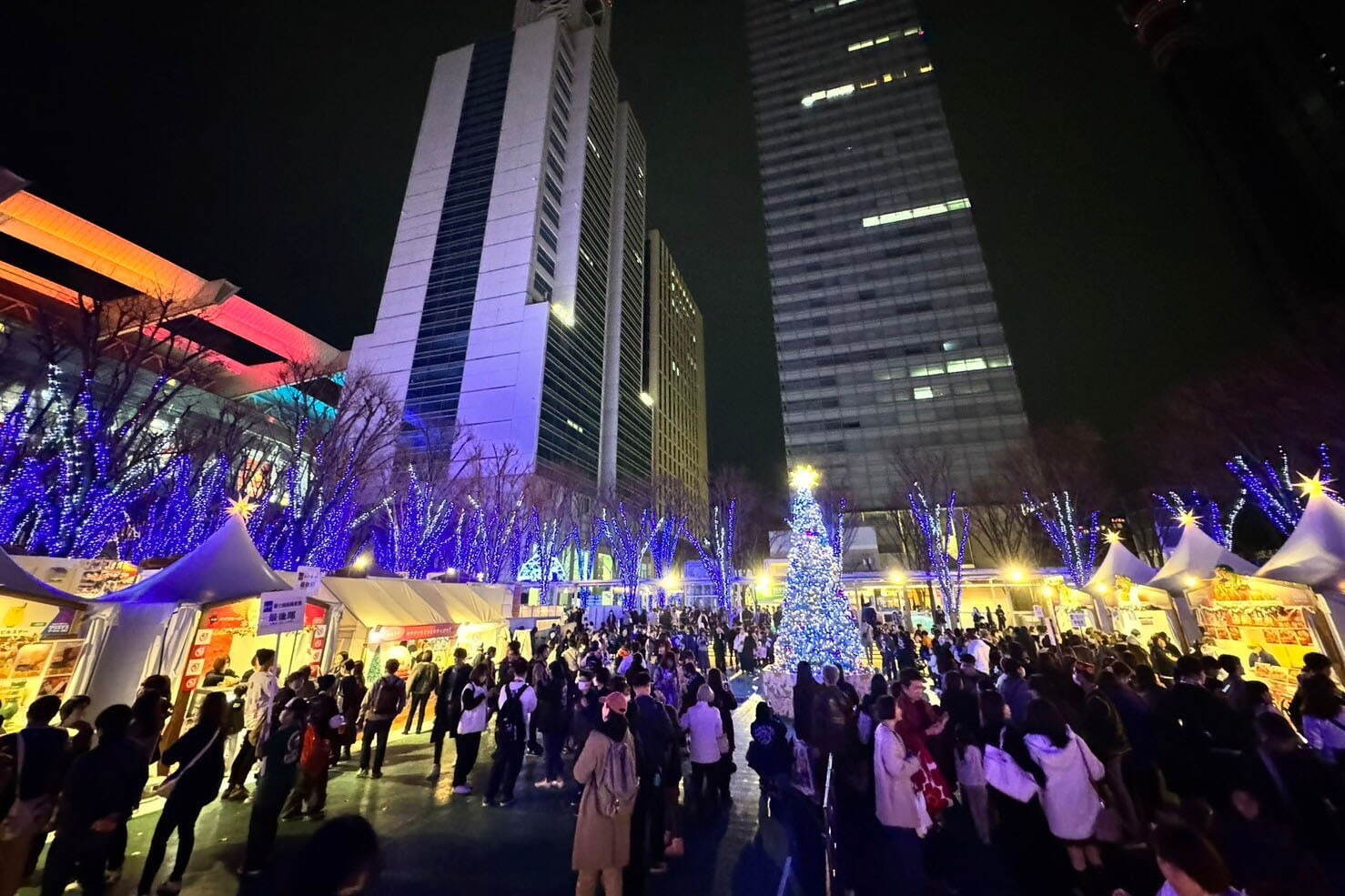 マーケット｜さいたま新都心けやきひろばでクリスマスマーケット2024、“赤く熱い”約100種以上のグルメ＆雑貨