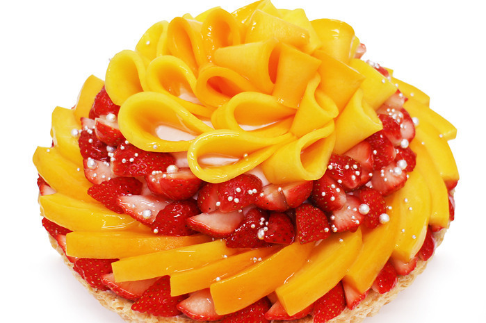 クリスマスケーキ｜カフェコムサの24年クリスマス、ピスタチオツリー飾ったショート＆苺とマンゴーの贅沢ケーキ
