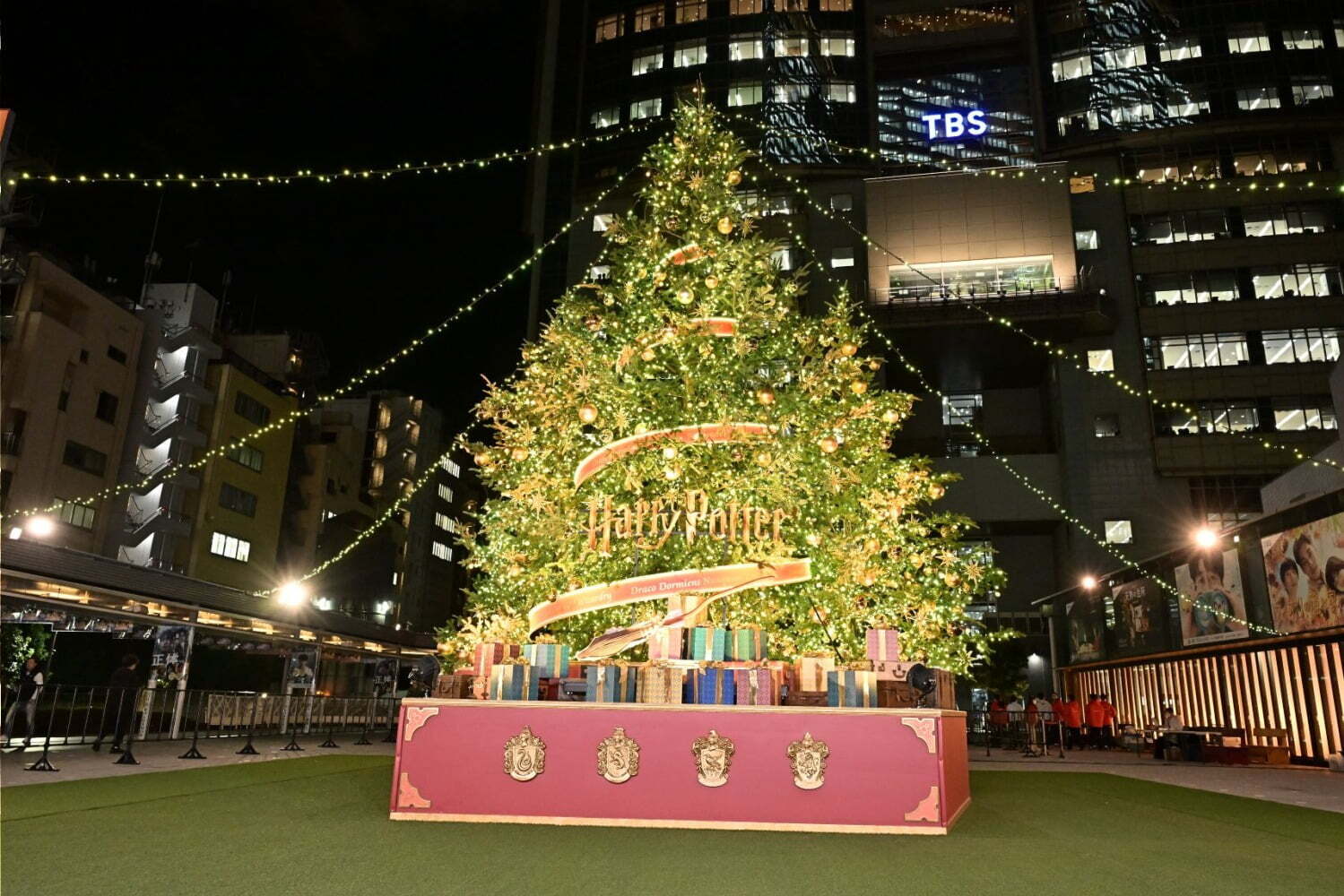 ツリー｜赤坂サカス広場に「ハリー・ポッターツリー」劇場にもクリスマスツリー＆イルミネーション点灯