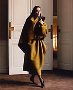 ザ・ロウ“スカーフ揺らめく”起毛カシミヤのコート＆ヘアリー素材のショルダーバッグなど｜写真1