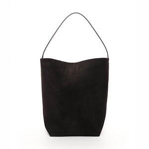 ザ・ロウ“スカーフ揺らめく”起毛カシミヤのコート＆ヘアリー素材のショルダーバッグなど｜写真6