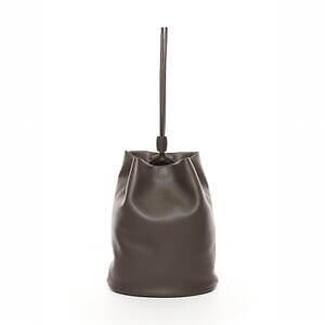 ザ・ロウ“スカーフ揺らめく”起毛カシミヤのコート＆ヘアリー素材のショルダーバッグなど｜写真7