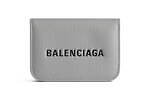 バレンシアガのロゴ入りレザーグッズ、ライトグレーのミニ財布や“テープ”のBBロゴ二つ折り｜写真3
