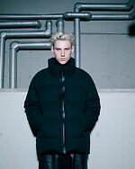 デサント オルテライン×グラフペーパー“水沢ダウン”、オーバーサイズ＆フード無しのミニマルなデザイン｜写真6