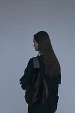 ディスコード ヨウジヤマモトの冬バッグ＆ストールが伊勢丹新宿店に、ファー付きY ボディバッグなど｜写真1