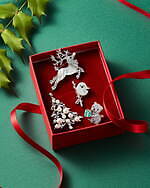 ヴァンドームブティック24年クリスマス、“パールの雪降る”ツリーや白蝶貝きらめくトナカイブローチ｜写真1