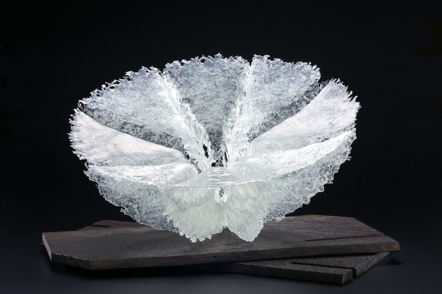 特別展｜ガラス名品の展覧会が神戸ファッション美術館で、植物モチーフのガラス造形＆現代作家の作品など