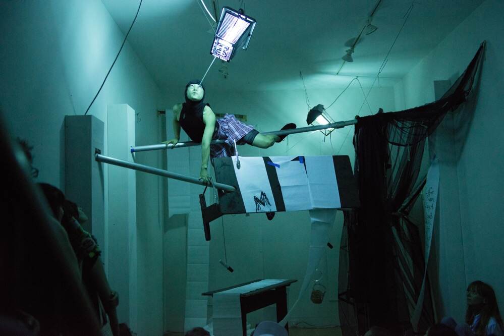 笹本晃 《Skewed Lies》 2010年
Luxembourg & Dayan(ニューヨーク)でのパフォーマンス風景 撮影:Allison Hale
©Aki Sasamoto. Courtesy of Take Ninagawa, Tokyo