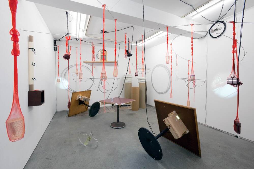 笹本晃 《ストレンジ・アトラクターズ》 2010年 個人蔵
個展(Take Ninagawa、東京)での展示風景 撮影:岡野圭
©Aki Sasamoto. Courtesy of Take Ninagawa, Tokyo