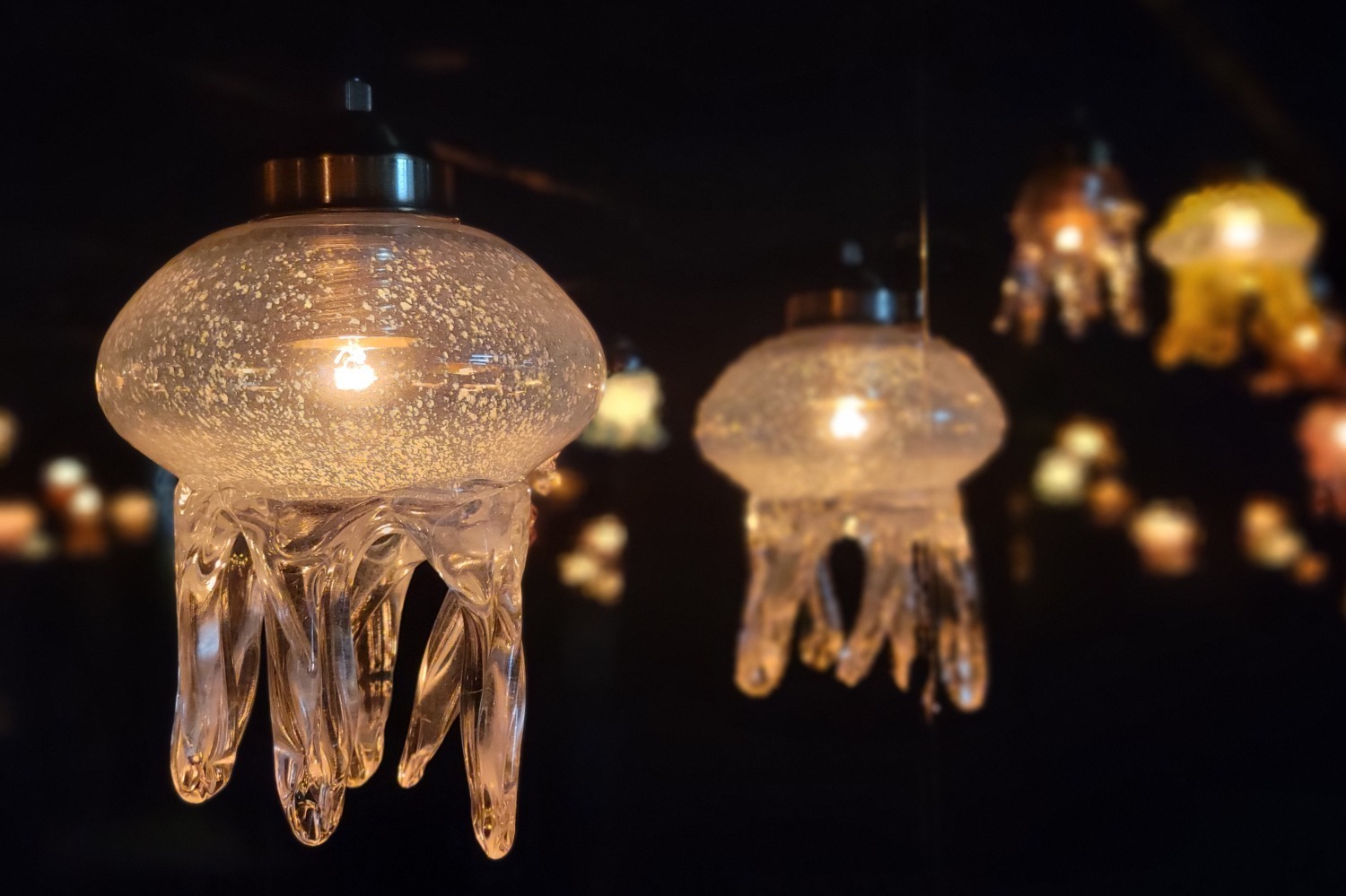 アクアリウム｜“幻想的なクラゲランプ”灯る京都水族館のイベント「くらげのあかりたち」にっこりクラゲの和パフェも