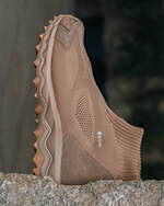 ミズノ×ノンネイティブ“ブーツ着想”ミッドカットスニーカーにオールブラウンの新色、ゴアテックスを搭載｜写真6