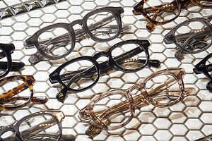 モスコットの人気アイウェア“べっ甲＆グラデーション”の限定モデル、大阪・新町に新直営店