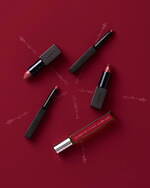 THREE25年バレンタインコスメ、お守りデザインの細芯リップ＆“グレーパール煌めく”ピンクリップ｜写真1