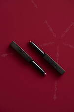 THREE25年バレンタインコスメ、お守りデザインの細芯リップ＆“グレーパール煌めく”ピンクリップ｜写真2