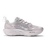 ガニー×ニューバランス“蝶のチャーム付き”スニーカー、淡いピンクを配したグレーのメッシュアッパー｜写真9