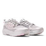 ガニー×ニューバランス“蝶のチャーム付き”スニーカー、淡いピンクを配したグレーのメッシュアッパー｜写真4