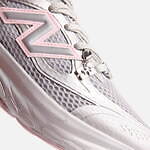 ガニー×ニューバランス“蝶のチャーム付き”スニーカー、淡いピンクを配したグレーのメッシュアッパー｜写真21