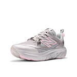 ガニー×ニューバランス“蝶のチャーム付き”スニーカー、淡いピンクを配したグレーのメッシュアッパー｜写真10