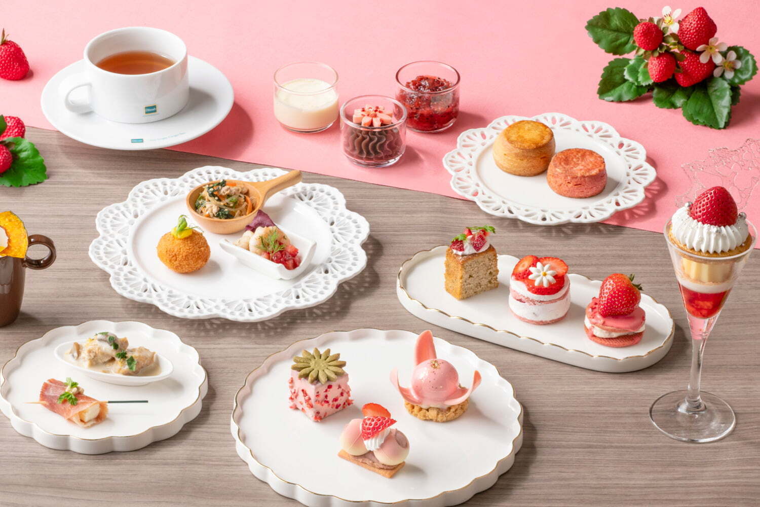 ブラウニー(ケーキ)｜ヒルトン東京ベイの苺アフタヌーンティー、“まるで苺”キューブ型ブラウニーやショートケーキ