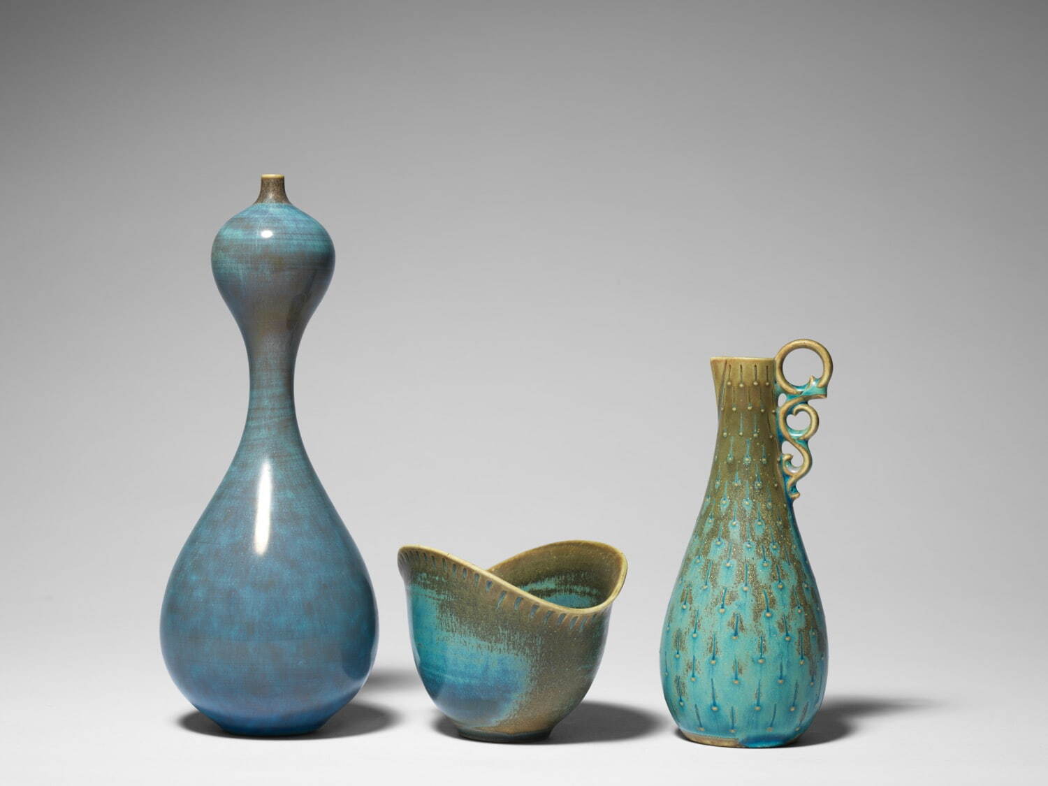 スティグ・リンドベリ 《砂時計形花入》 1956〜57年、
《小鉢》 1950年代、《飾手付花入》 1950年代
Estate of Stig Lindberg © Stig Lindberg Photo: Per Myrehed