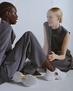 OAO×ハルノブムラタ“ゴールドプレート煌めく”厚底レザースニーカー、オールホワイトorブラック｜写真19