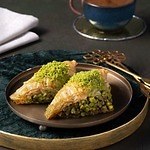 松屋銀座「トルコベーカリーフェア」粗挽きピスタチオ溢れる“バクラヴァ”新スイーツや惣菜パン“ボヨズ”｜写真1