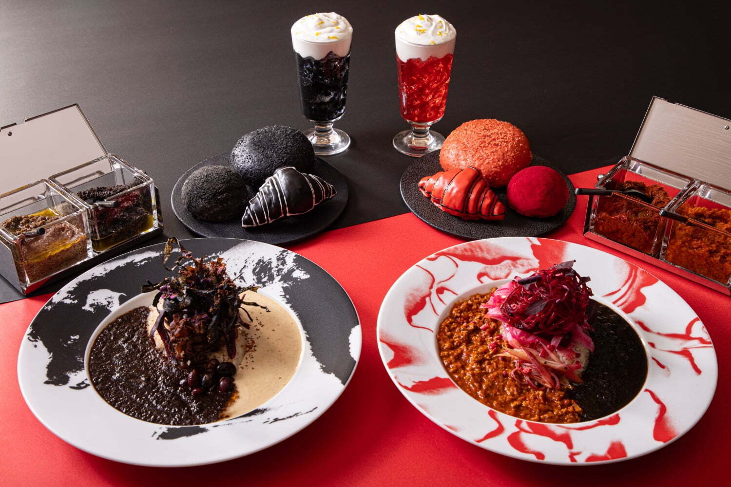 森山大道＆蜷川実花の写真鑑賞カフェが原宿に、「黒と白」「赤と黒」カレーやシュークリーム