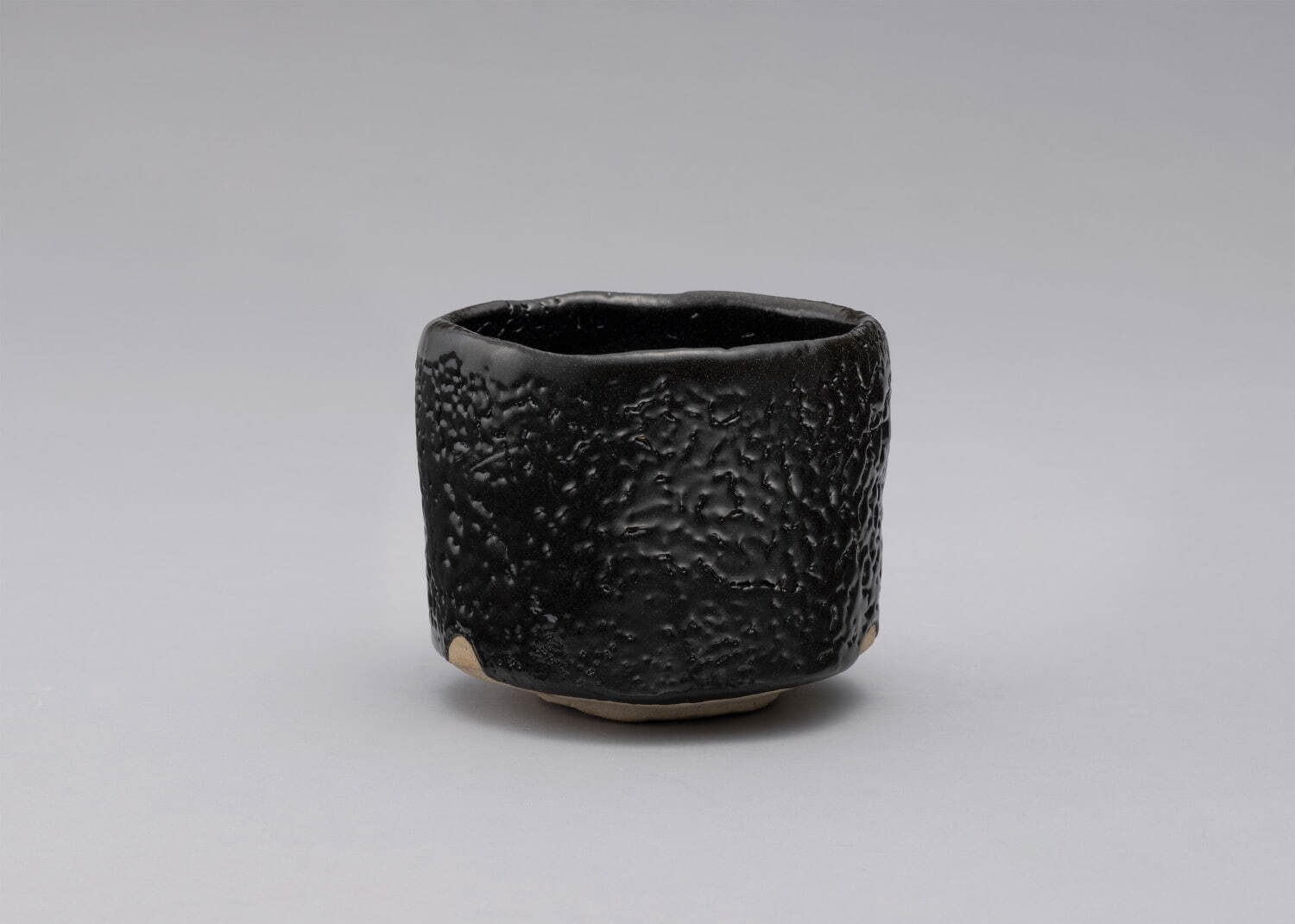 加藤孝造 《瀬戸黒茶盌》 2013年頃 岐阜県現代陶芸美術館蔵
