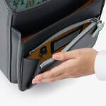 土屋鞄製造所×ミナ ペルホネンのランドセル、“翼”モチーフの描きおろし柄を内装に｜写真5