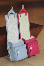 土屋鞄製造所×ミナ ペルホネンのランドセル、“翼”モチーフの描きおろし柄を内装に｜写真3