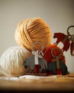 ブルックス ブラザーズ24年クリスマス、“子羊”レザーキーホルダー＆ふんわりウールのチェックマフラー｜写真2