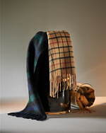 ブルックス ブラザーズ24年クリスマス、“子羊”レザーキーホルダー＆ふんわりウールのチェックマフラー｜写真3