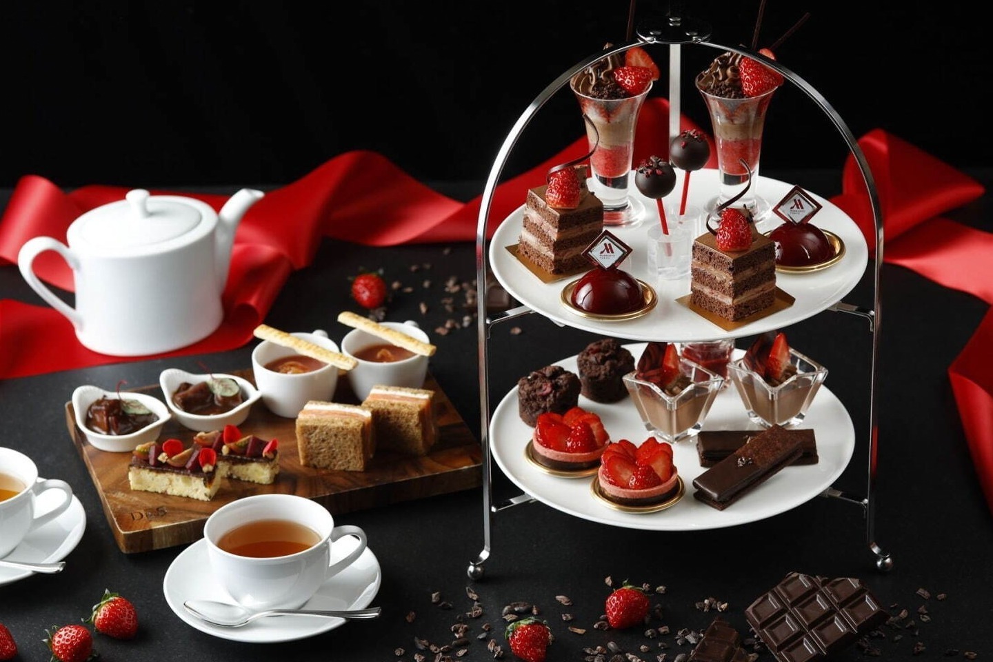 東京マリオットホテル“苺×チョコ”アフタヌーンティー、濃厚パフェやココア生地のショートケーキ