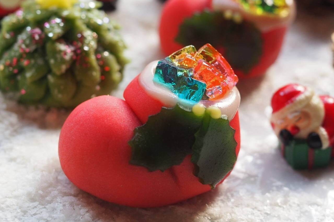ツリー｜“ぷっくり”サンタのブーツ＆クリスマスツリー型上生菓子、老舗和菓子店「お亀堂」から