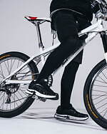 ア ベイシング エイプ×バウンティーハンター、"モノトーン"シャークフーディやバーシティジャケット｜写真6