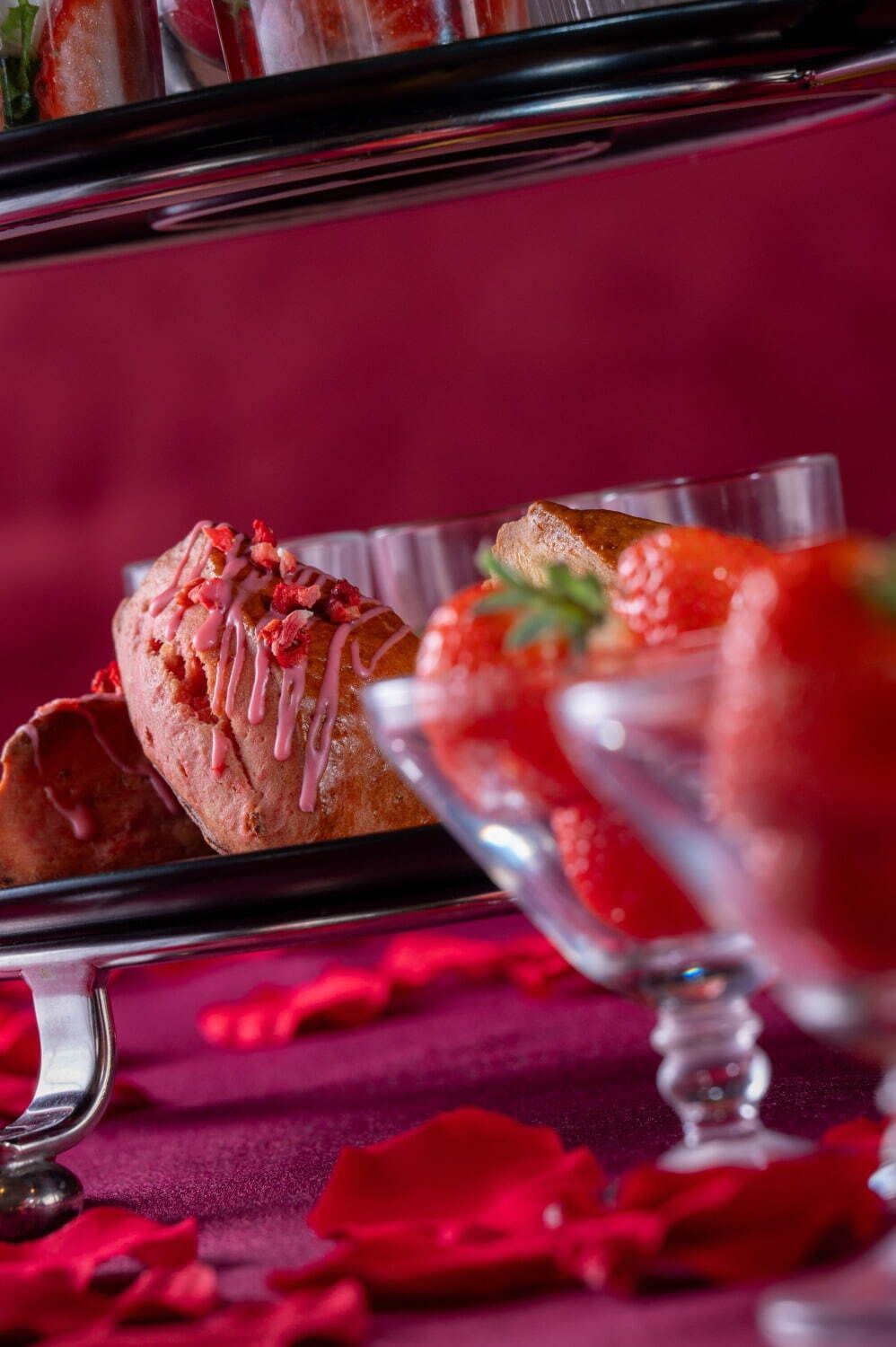 リーガロイヤルホテル東京「真紅のバラ」苺アフタヌーンティー、とちあいかのタルトなど真っ赤なスイーツ｜写真8