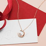 カナル 4℃クリスマスジュエリー、“Love”の手書き文字風ハート型ネックレス｜写真5