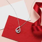 カナル 4℃クリスマスジュエリー、“Love”の手書き文字風ハート型ネックレス｜写真6