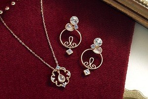 テイクアップ「冬のお守りジュエリー」幸せを呼ぶ“砂糖菓子入れ”天然石ネックレス＆揺れるパールピアス