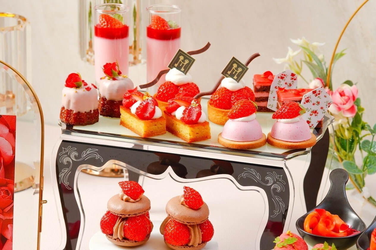 ザ ストリングス 表参道“ローズ＆ストロベリー”アフターヌーンティー、赤い苺タルトやバラ添えカヌレ