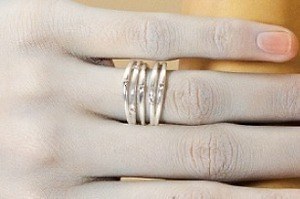 エテ24年冬ジュエリー、“天然石煌めく”パズルリングや「ステンドグラス」着想の透かし模様ネックレス