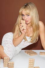 サブリナ・カーペンターの「チョコ型香水」に甘くとろける“キャラメルチョコレート”の香り｜写真4