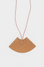 エンダースキーマの25年冬春、“ハイヒール”フォルムのチェーンバッグ＆型押しレザーのミニ財布など｜写真41