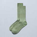 ファミマ「コンビニエンスウェア」24年秋冬、“カレッジカラー”着想えんじ色スウェット＆鮮やかインナー｜写真6